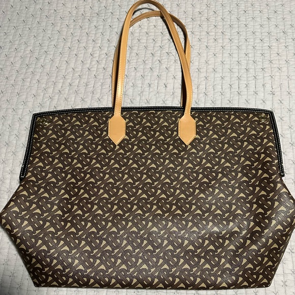 Burberry Handbags - NWOT Burberry tote
